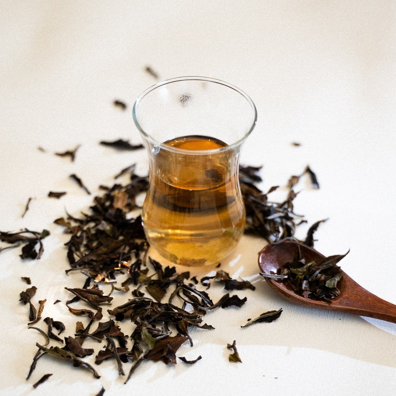 Thé blanc raffiné du Kenya cultivé bio et équitable selon un savoir-faire traditionnel. Produit artisanal en vrac de 80g, récolté à la main sur les hauts plateaux kenyans. Feuilles entières d'exception pour un moment de calme et détente. Arômes subtils et légèrement sucrés évoquant la douceur d'un lever de soleil africain. Notes exotiques, miel et gourmandes. Favorise la relaxation et lutte contre le stress oxydatif. Infusion délicate à 70°C pendant 6-7 minutes pour révéler sa finesse.