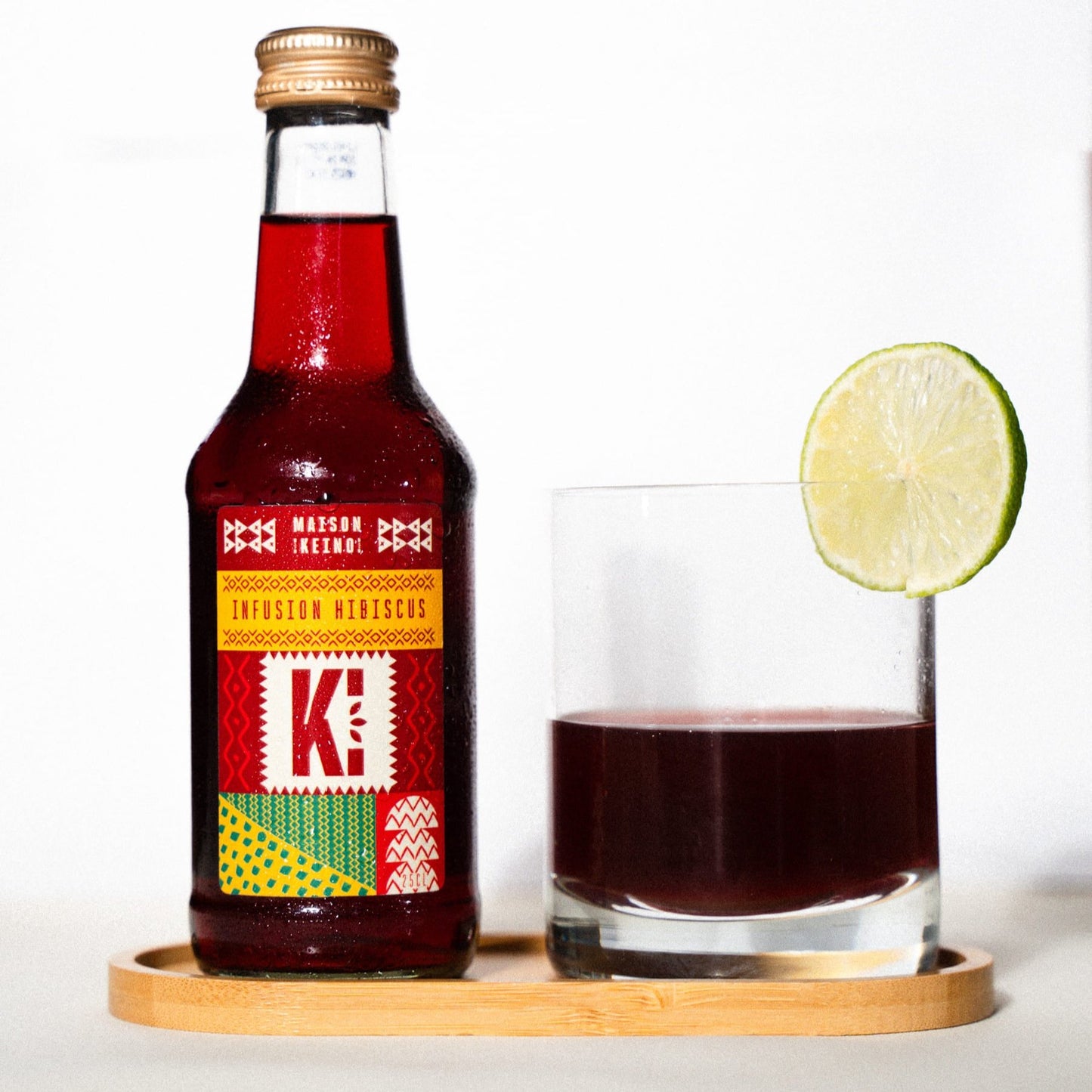 Thé glacé en bouteille hibiscus Keino cultivé au Kenya dans le respect du commerce équitable, préparé à partir d'hibiscus bio récolté à la main par nos partenaires locaux. Cette infusion glacée inspirée du Bissap traditionnel d'Afrique de l'Ouest révèle des arômes floraux intenses et des notes acidulées équilibrées par une touche de menthe, riche en vitamine C et antioxydants pour soutenir le système immunitaire et favoriser une hydratation saine.