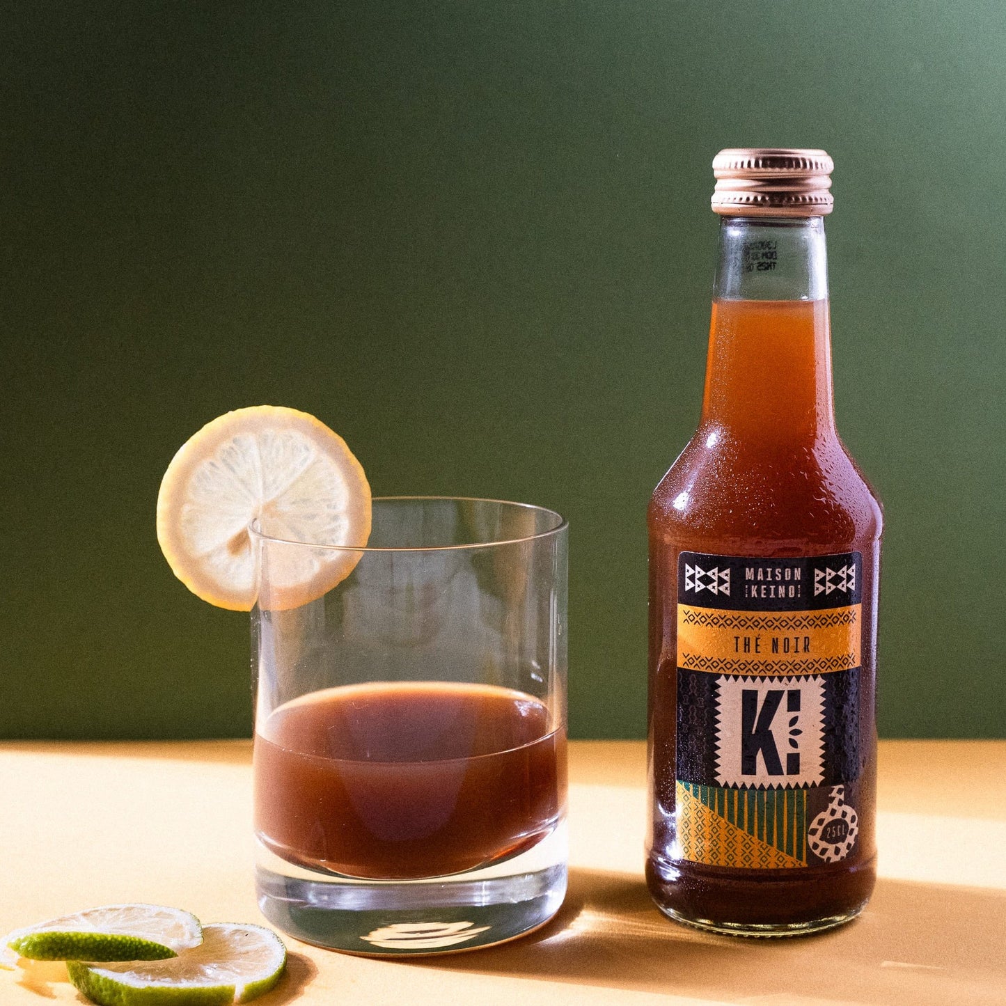 Thé glacé en bouteille Keino collection complète cultivée au Kenya dans le respect du commerce équitable, préparée à partir de thés bio récoltés à la main par nos partenaires locaux. Cette gamme artisanale comprend thé noir glacé, hibiscus glacé et thé violet glacé, révélant des saveurs authentiques alliant traditions africaines et modernité : arômes boisés et cannelle, notes florales acidulées à la menthe, ou amertume délicate au citron pour une hydratation rafraîchissante.