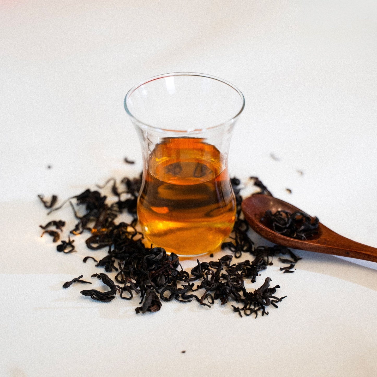 Thé oolong du Kenya cultivé bio et équitable selon un savoir-faire traditionnel minutieux. Produit partiellement oxydé en vrac de 80g, récolté à la main sur les hauts plateaux kenyans. Feuilles entières d'exception offrant un équilibre parfait entre fraîcheur du thé vert et profondeur du thé noir. Arômes évolutifs aux notes florales et légèrement torréfiées. Saveurs de bois chauffé au soleil et miel qui évoluent à chaque gorgée.