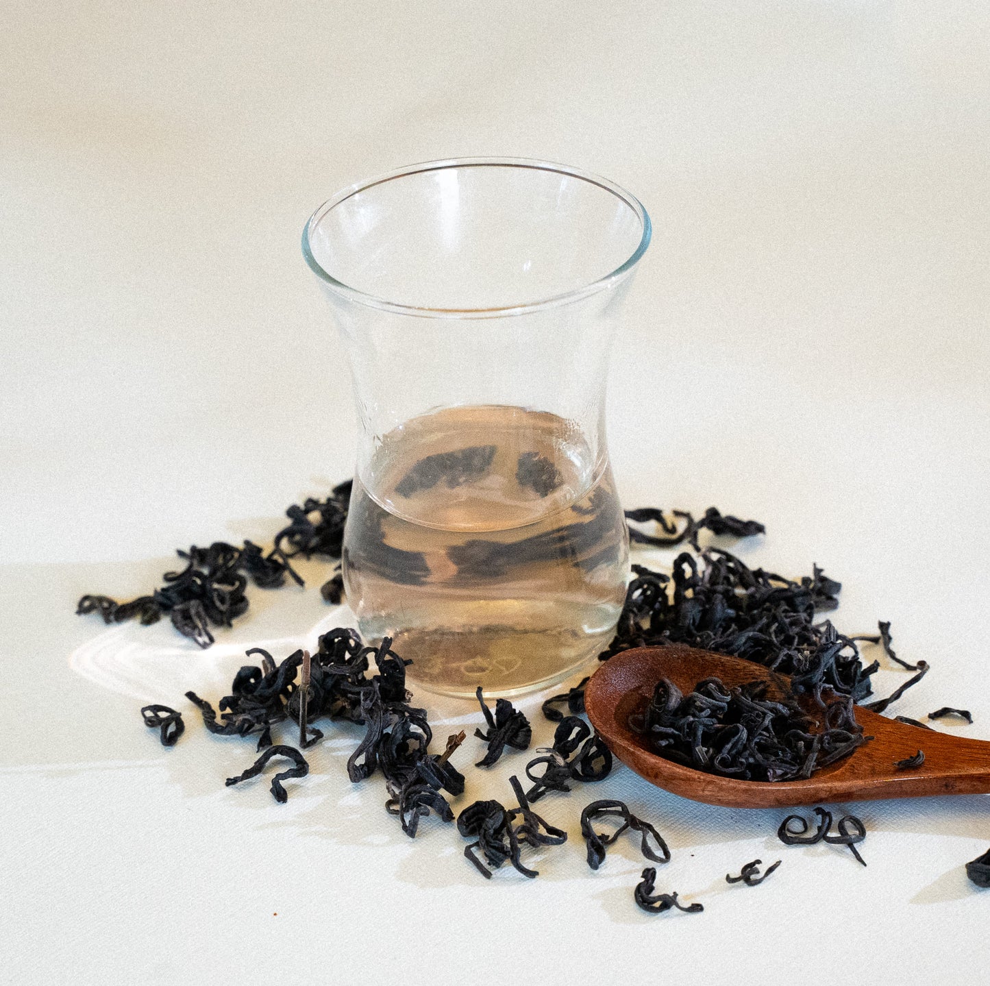 Thé violet rare du Kenya aux feuilles naturellement pourpres, cultivé bio et équitable en méthodes traditionnelles. Produit artisanal en vrac de 80g, récolté à la main sur les hauts plateaux kenyans. Feuilles entières aux notes douces et terreuses avec des accents floraux et herbacés mystérieux. Riche en antioxydants, ce thé offre une stimulation douce et renforce l'immunité. Goût fruité et profondeur élégante rappelant les forêts africaines.