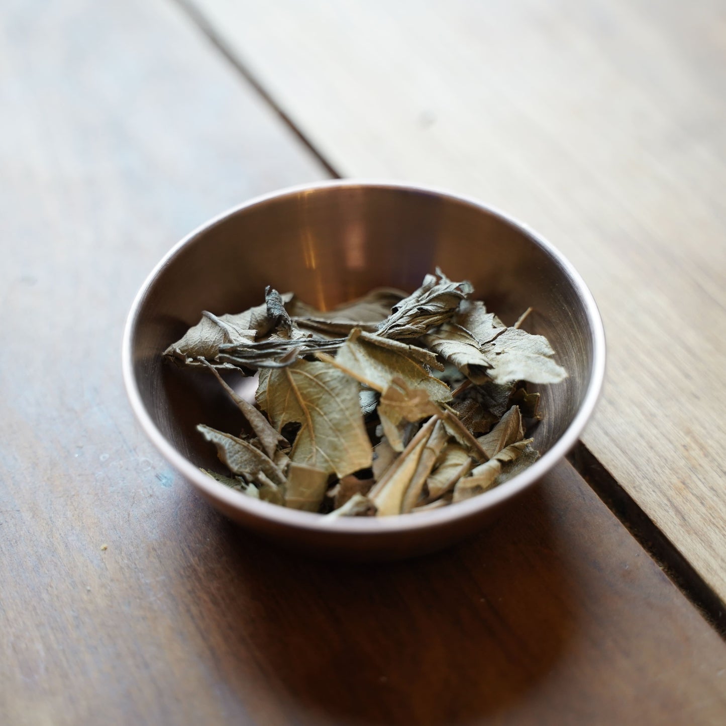 Tisane de longue vie Keino cultivée au Burkina Faso dans le respect du commerce équitable, proposée en vrac et issue de l'agriculture bio. Cette tisane d'infusion de kinkéliba de 50G en feuilles entières est récoltée à la main par nos partenaires locaux engagés dans un savoir-faire ancestral respectueux. Cette infusion traditionnelle d'Afrique de l'Ouest révèle des saveurs douces et boisées avec des touches herbacées et d'agrumes légèrement amères, reconnue pour ses propriétés relaxantes et digestives qui f
