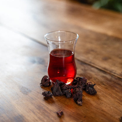 Infusion d'hibiscus Keino cultivée au Kenya dans le respect du commerce équitable, proposée en vrac et issue de l'agriculture bio. Cette tisane d'hibiscus bio vrac de 80G est récoltée à la main par nos partenaires locaux engagés dans un savoir-faire traditionnel respectueux. Cette infusion acidulée révèle un goût vif et fruité avec des accents floraux et des notes de fruits rouges, offrant une couleur rouge éclatante riche en vitamine C pour revitaliser l'organisme et soutenir le système immunitaire.