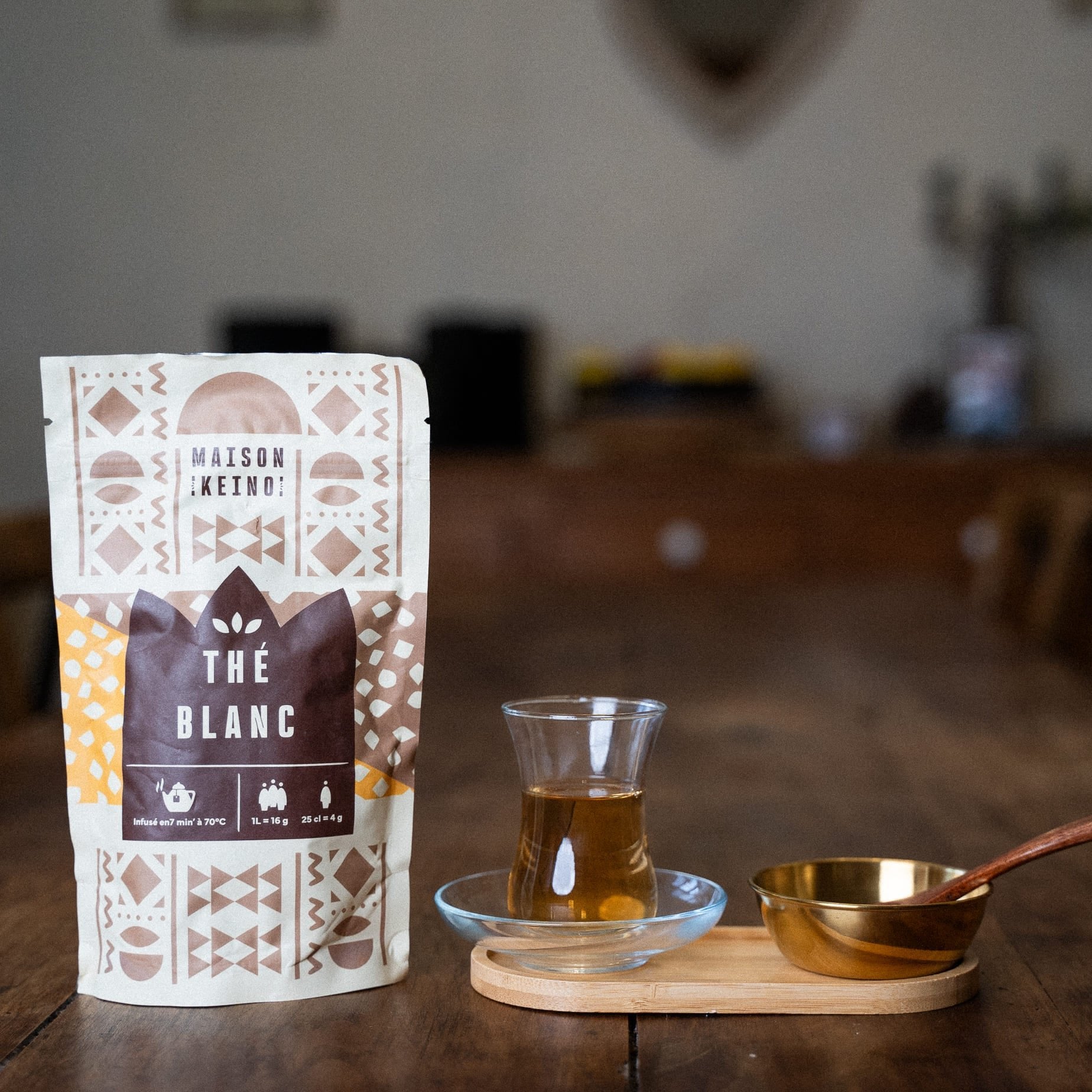 Thé blanc raffiné du Kenya cultivé bio et équitable selon un savoir-faire traditionnel. Produit artisanal en vrac de 80g, récolté à la main sur les hauts plateaux kenyans. Feuilles entières d'exception pour un moment de calme et détente. Arômes subtils et légèrement sucrés évoquant la douceur d'un lever de soleil africain. Notes exotiques, miel et gourmandes. Favorise la relaxation et lutte contre le stress oxydatif. Infusion délicate à 70°C pendant 6-7 minutes pour révéler sa finesse.