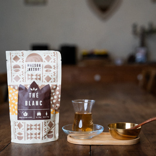 Thé blanc raffiné du Kenya cultivé bio et équitable selon un savoir-faire traditionnel. Produit artisanal en vrac de 80g, récolté à la main sur les hauts plateaux kenyans. Feuilles entières d'exception pour un moment de calme et détente. Arômes subtils et légèrement sucrés évoquant la douceur d'un lever de soleil africain. Notes exotiques, miel et gourmandes. Favorise la relaxation et lutte contre le stress oxydatif. Infusion délicate à 70°C pendant 6-7 minutes pour révéler sa finesse.