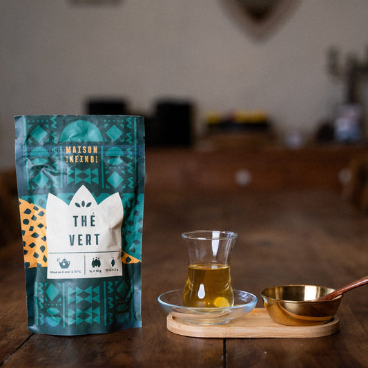 Thé vert vivifiant du Kenya cultivé bio et équitable selon des méthodes traditionnelles. Produit artisanal en vrac de 80g, récolté à la main sur les hauts plateaux kenyans. Feuilles entières garantissant une qualité d'exception pour une énergie naturelle et douce. Arômes subtils herbacés et floraux rappelant la quiétude des collines africaines et la richesse d'une nature préservée. Stimule doucement, détoxifie et protège grâce aux antioxydants. Infusion à 70°C pendant 3-4 minutes.