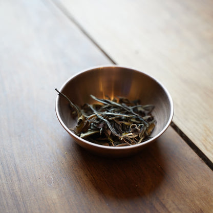 Thé blanc raffiné du Kenya cultivé bio et équitable selon un savoir-faire traditionnel. Produit artisanal en vrac de 80g, récolté à la main sur les hauts plateaux kenyans. Feuilles entières d'exception pour un moment de calme et détente. Arômes subtils et légèrement sucrés évoquant la douceur d'un lever de soleil africain. Notes exotiques, miel et gourmandes. Favorise la relaxation et lutte contre le stress oxydatif. Infusion délicate à 70°C pendant 6-7 minutes pour révéler sa finesse.