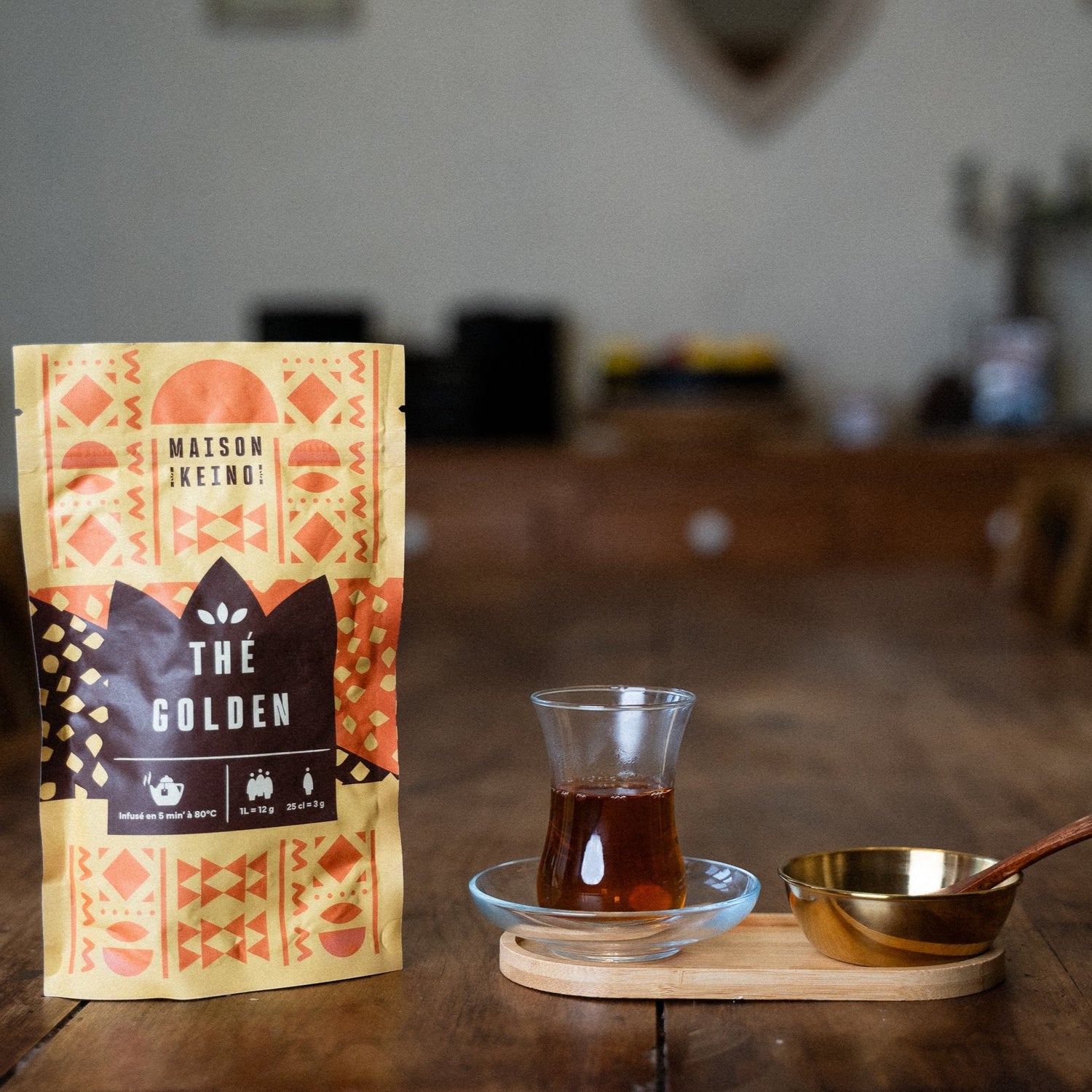Thé Golden Keino cultivé sur les hauts plateaux du Kenya dans le respect du commerce équitable, proposé en vrac et issu de l'agriculture bio. Ce grand cru rare de 50G en bourgeons dorés est récolté à la main par nos partenaires locaux perpétuant un savoir-faire traditionnel. Cette création d'exception révèle un goût riche et velouté, légèrement malté avec des nuances de miel et de fruits mûrs évoquant la lumière dorée africaine, parfait pour une stimulation douce et une dégustation raffinée de luxe.