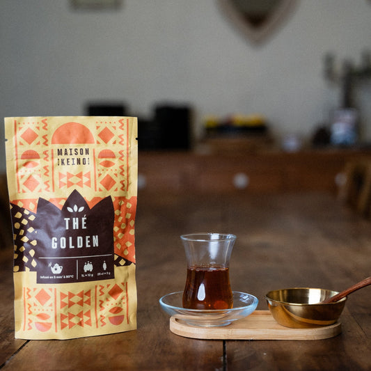 Thé Golden Keino cultivé sur les hauts plateaux du Kenya dans le respect du commerce équitable, proposé en vrac et issu de l'agriculture bio. Ce grand cru rare de 50G en bourgeons dorés est récolté à la main par nos partenaires locaux perpétuant un savoir-faire traditionnel. Cette création d'exception révèle un goût riche et velouté, légèrement malté avec des nuances de miel et de fruits mûrs évoquant la lumière dorée africaine, parfait pour une stimulation douce et une dégustation raffinée de luxe.