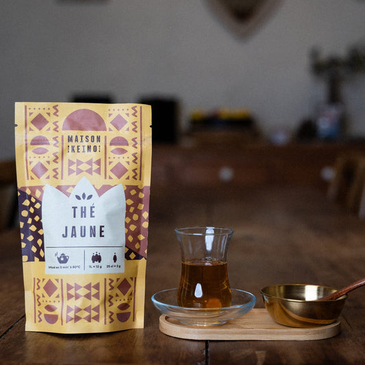 Thé jaune rare du Kenya cultivé bio et équitable selon des méthodes traditionnelles. Produit raffiné en vrac de 80g, récolté à la main sur les hauts plateaux kenyans par des producteurs perpétuant un savoir-faire minutieux. Feuilles entières d'exception garantissant une qualité supérieure. Arômes doux et veloutés se déployant comme une brume légère, apportant apaisement. Notes florales et exotiques délicates. Facilite la digestion, soutient les défenses naturelles et offre une stimulation douce. 