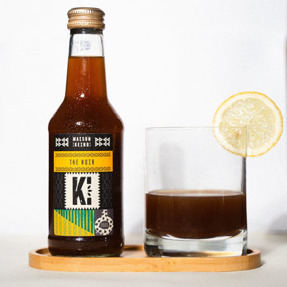Thé glacé en bouteille Keino collection complète cultivée au Kenya dans le respect du commerce équitable, préparée à partir de thés bio récoltés à la main par nos partenaires locaux. Cette gamme artisanale comprend thé noir glacé, hibiscus glacé et thé violet glacé, révélant des saveurs authentiques alliant traditions africaines et modernité : arômes boisés et cannelle, notes florales acidulées à la menthe, ou amertume délicate au citron pour une hydratation rafraîchissante.