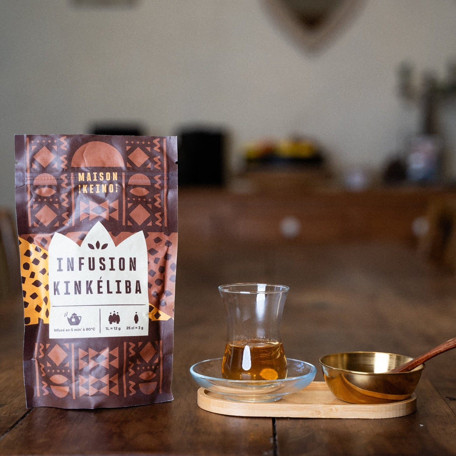 Tisane de longue vie Keino cultivée au Burkina Faso dans le respect du commerce équitable, proposée en vrac et issue de l'agriculture bio. Cette tisane d'infusion de kinkéliba de 50G en feuilles entières est récoltée à la main par nos partenaires locaux engagés dans un savoir-faire ancestral respectueux. Cette infusion traditionnelle d'Afrique de l'Ouest révèle des saveurs douces et boisées avec des touches herbacées et d'agrumes légèrement amères, reconnue pour ses propriétés relaxantes et digestives qui f